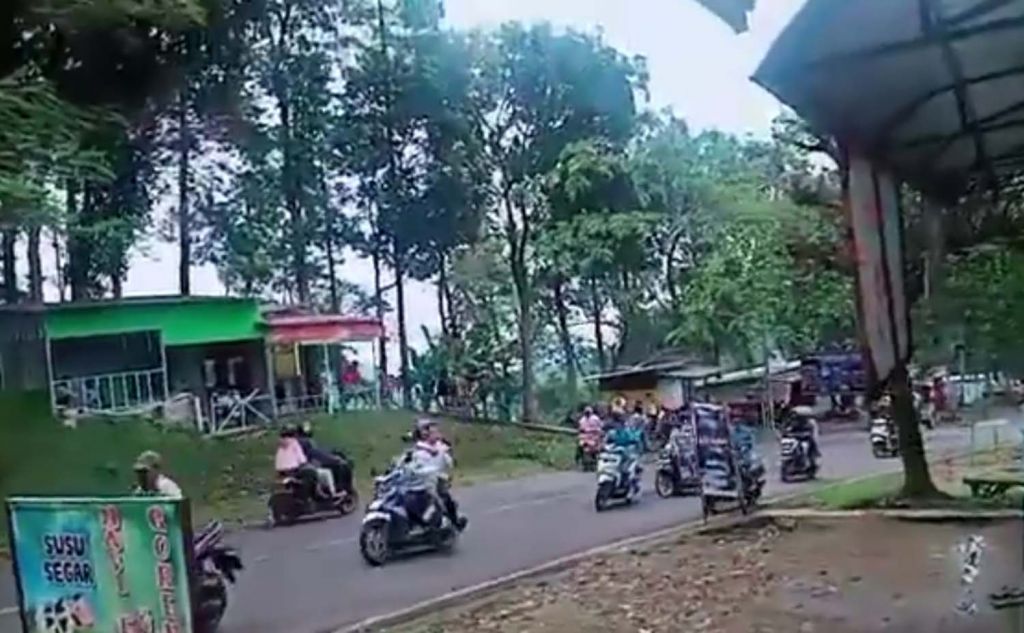 Tangkapan layar video konvoi kelulusan pelajar SMA di Mojokerto dibubarkan polisi