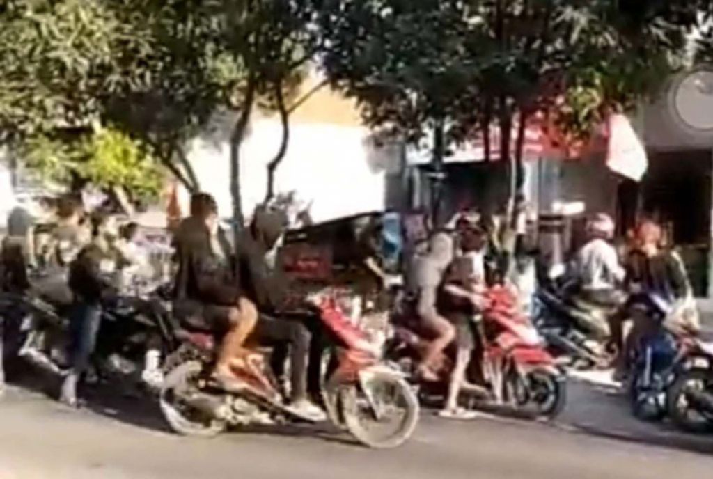 Tangkapan layar video viral kelompok massa menyerang para pesilat Pagar Nusa di Sugio, Lamongan