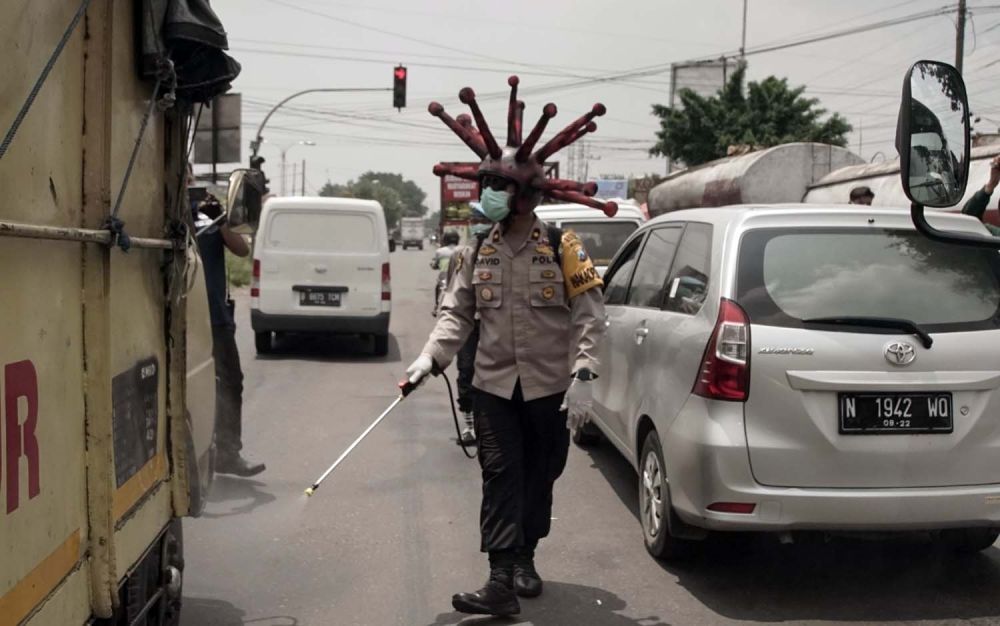 Wakapolres Mojokerto Kompol David T Prasojo saat memimpin penyemprotan disinfektan