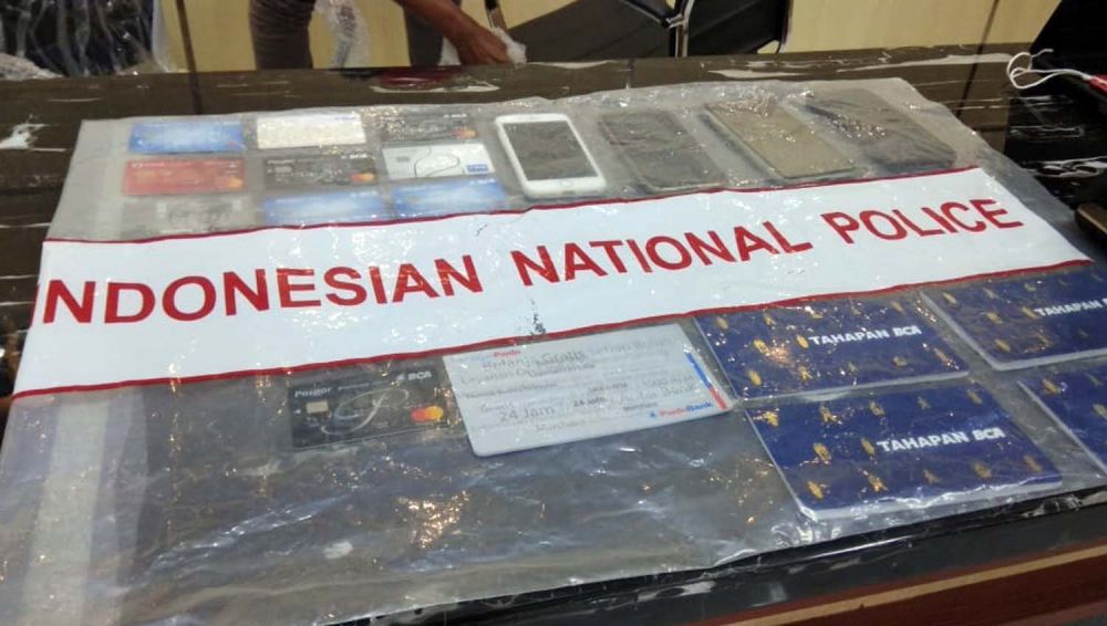 Barang bukti kasus pembobolan kartu kredit atau carding yang disita Ditreskrimsus Polda Jatim