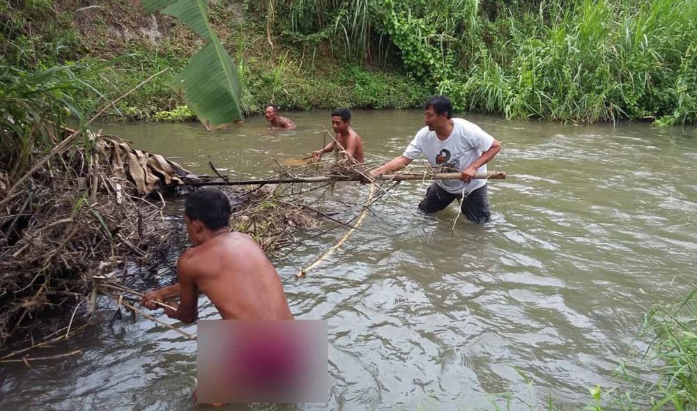 Polisi dibantu warga menyelam dan menyisir ke dalam sungai untuk mencari bagian kepala mayat dalam koper di Blitar