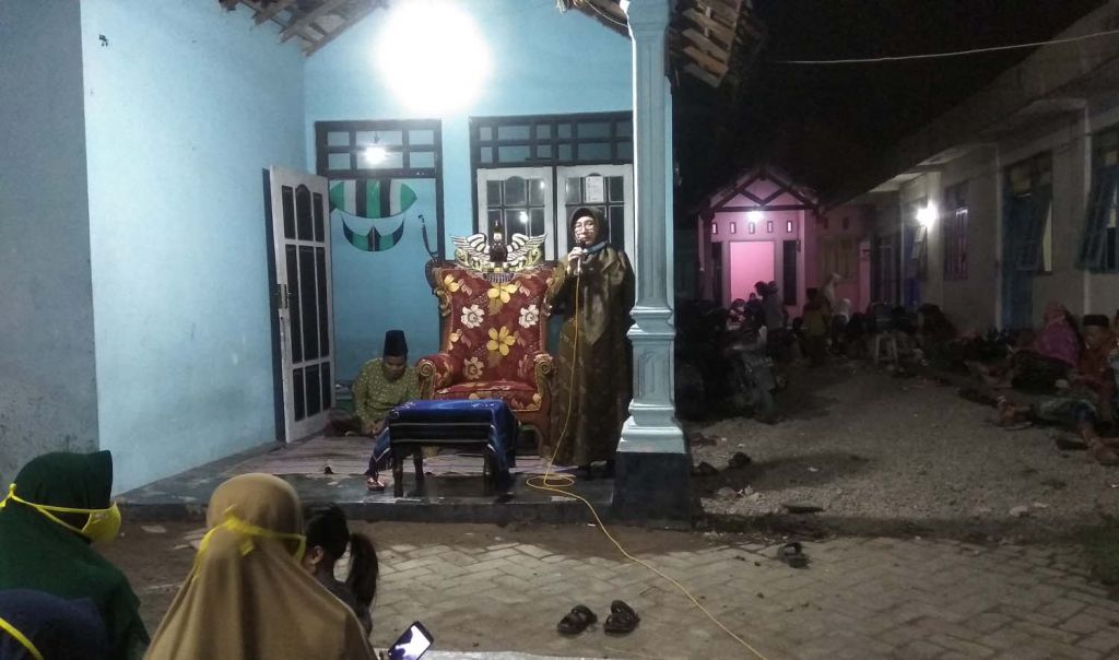 Calon Wakil Bupati Mojokerto Choirun Nisa saat menyapa warga Desa Kedungmaling, Kecamatan Sooko