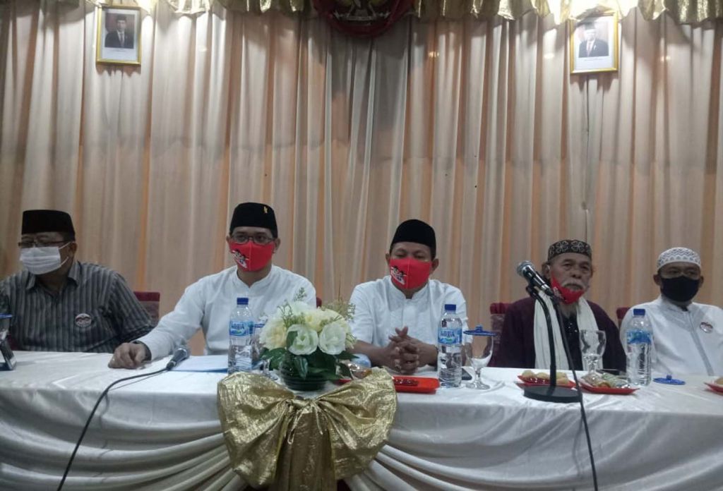 Cawali Pasuruan, Raharto Teno Prasetyo atau Teno (dua dari kiri)