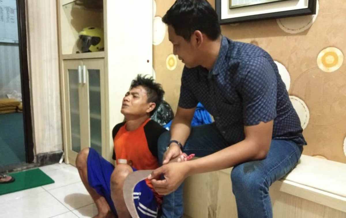 Kanit Reskrim Polsek Tegalsari, Iptu Zainul Abidin saat menginterogasi pria yang ditangkap pertama di tahun 2019