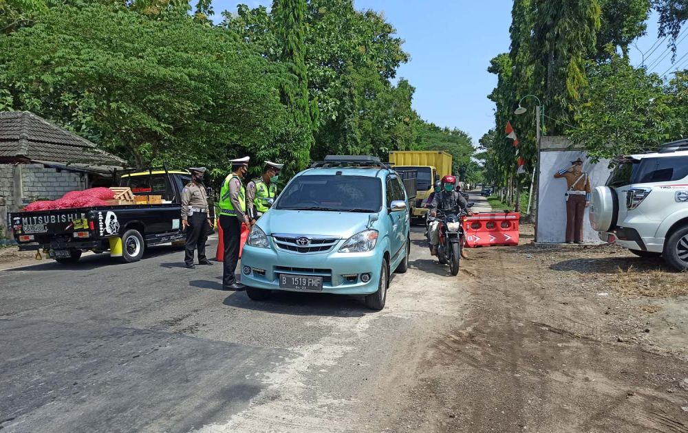 Check point larangan mudik di perbatasan Jawa Timur-Wonogori, Jawa Tengah tepatnya di Desa Biting, Kecamatan Badegan, Kabupaten Ponorogo