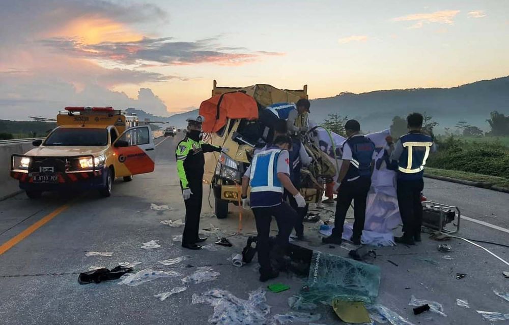 Truk Cold Diesel ringsek setelah menabrak bagian belakang dump truk di Tol Malang-Pandaan