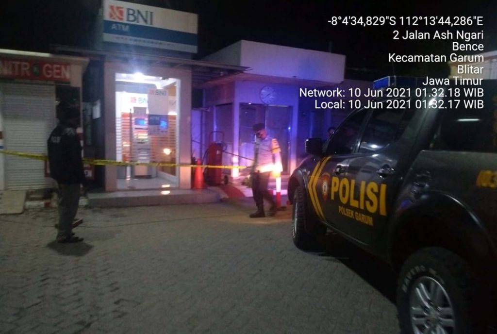 Bilik ATM di Blitar yang dicongkel pelaku dipasang garis polisi (Foto-foto: Dok. Polsek Garum, Polres Blitar)