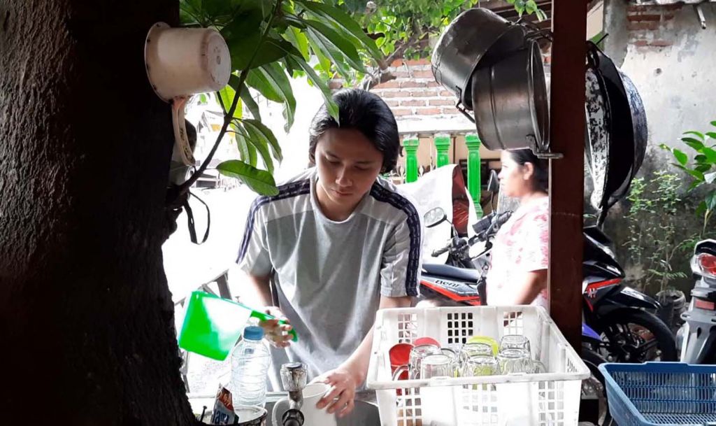 Rahasia Kecantikan Cowok Penjual Kopi di Surabaya yang Bikin Iri Para Cewek