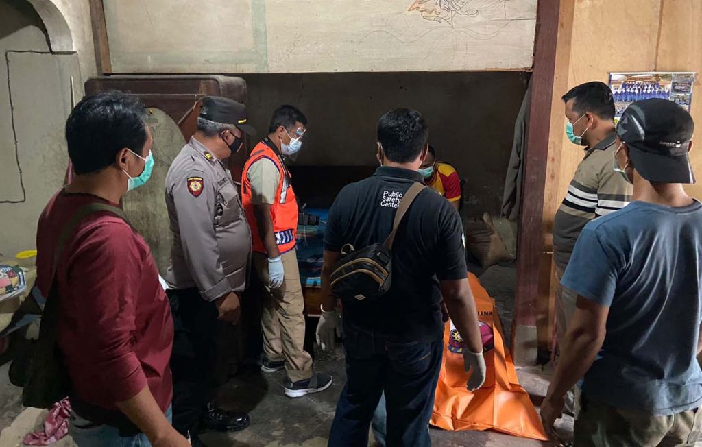 Evakuasi jenazah nenek yang dibunuh cucunya di Ponorogo
