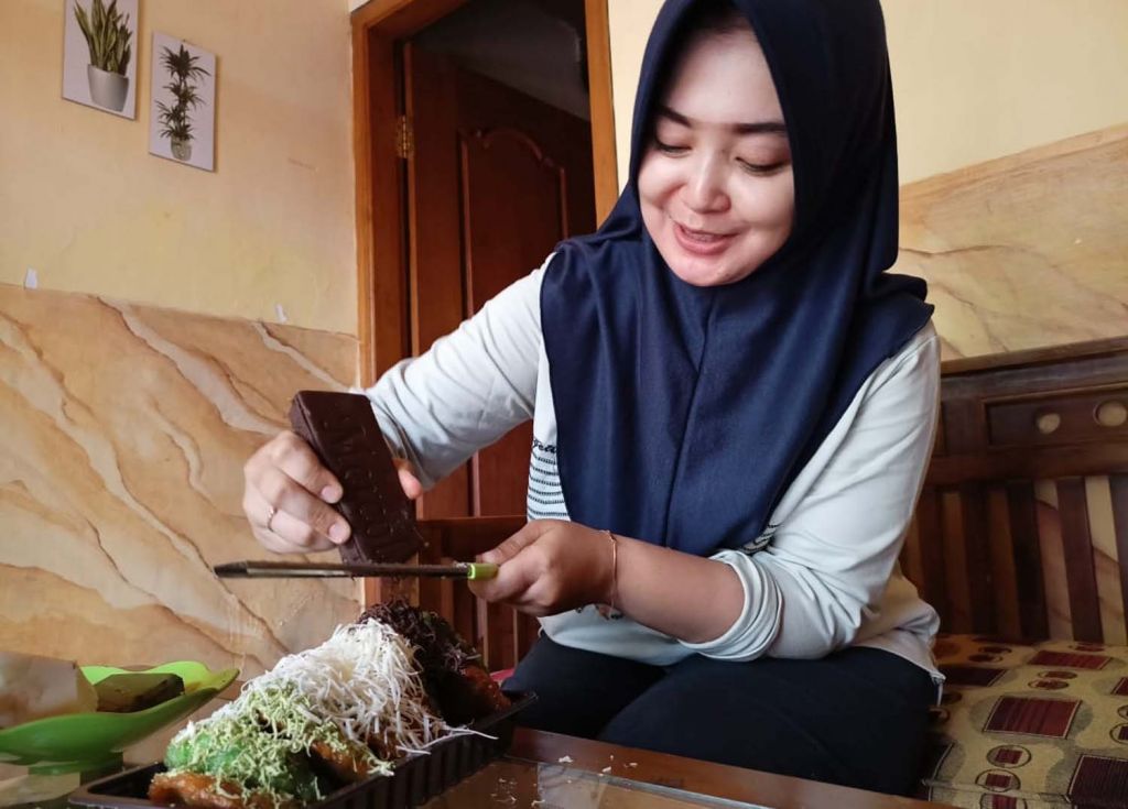 Mayanika Sari Putri menunjukkan kue cucur buatannya