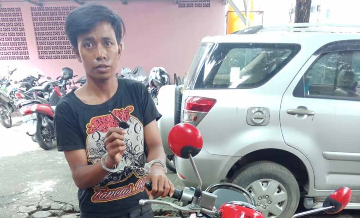 Pelaku Andi Fahrizal Amin dan motor teman akrabnya yang ia curi diamankan di Mapolsek Kenjeran, Surabaya