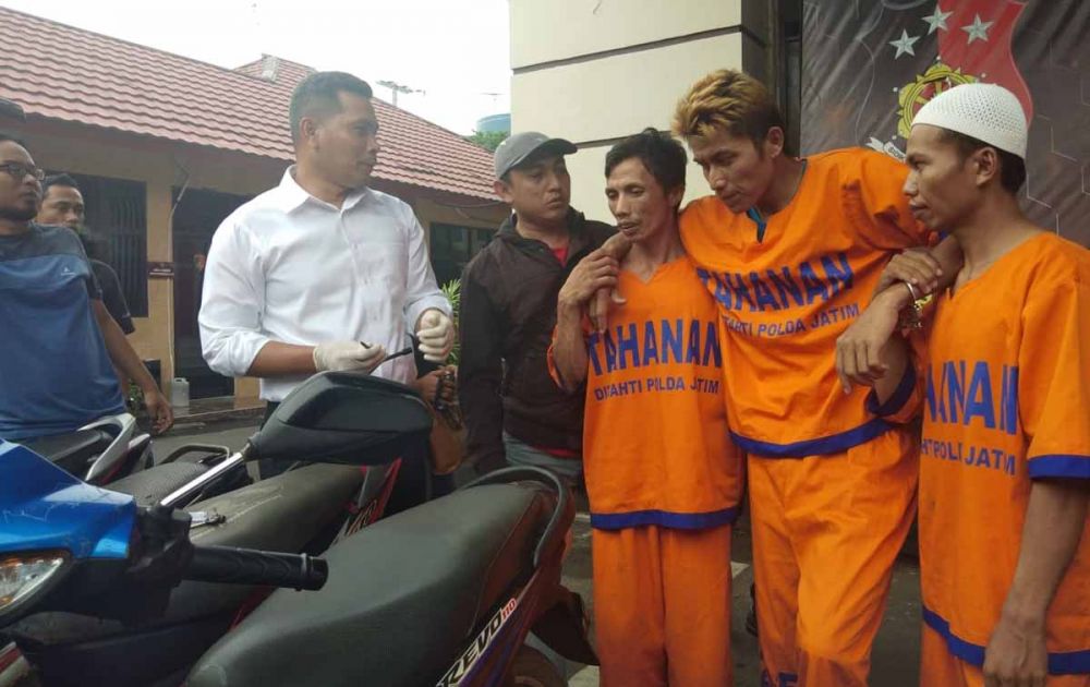 Kasubdit Jatanras Polda Jatim, AKBP Leonard Sinambela menginterogasi dua pencuri motor dan satu penadah yang ditangkap timnya