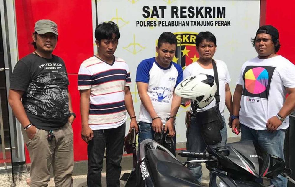 Faruk Maulana (tengah), pencuri motor saat diamankan Unit Resmob Polres Pelabuhan Tanjung Perak Surabaya