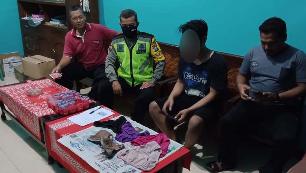 Pelaku dan pakaian dalam (celana dan BH) wanita yang dicurinya