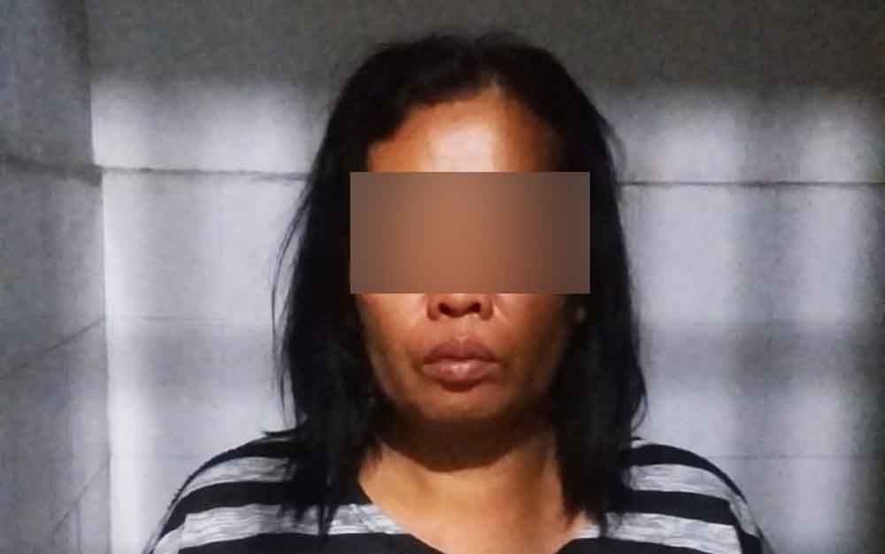 Mamik saat diamankan bersama HP yang dicurinya