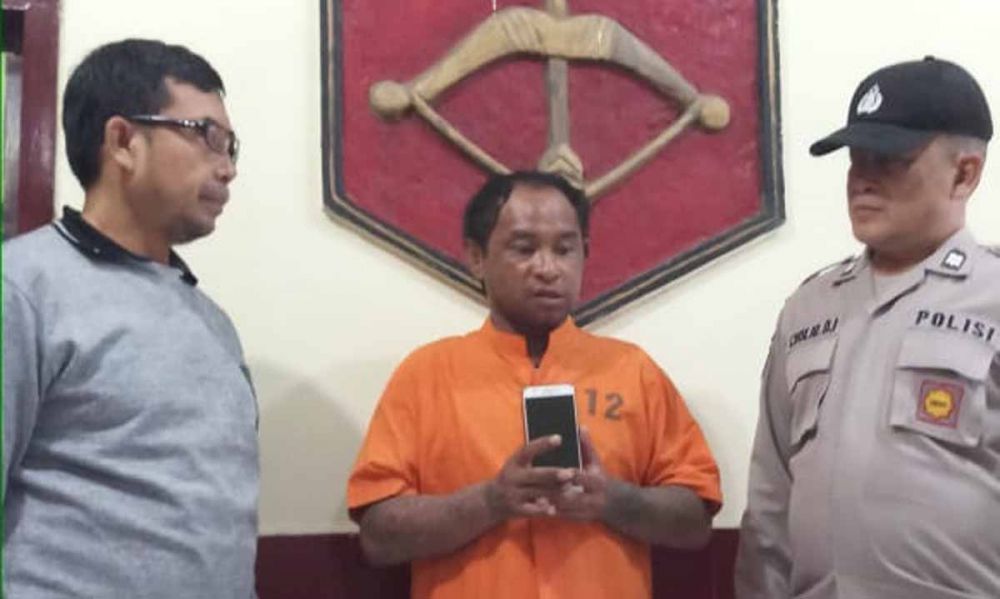 Toni (tengah) pencuri HP diamankan di Mapolsek Tandes, Surabaya