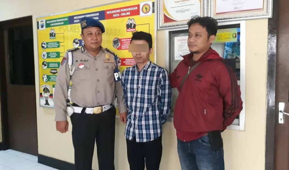 Panji (tengah) diamankan di Mapolsek Gubeng, Surabaya