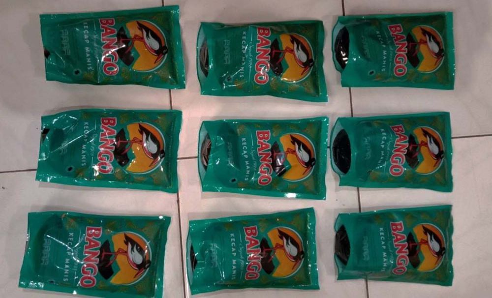 9 bungkus kecap yang dicuri seorang pemuda di sebuah mal di Surabaya