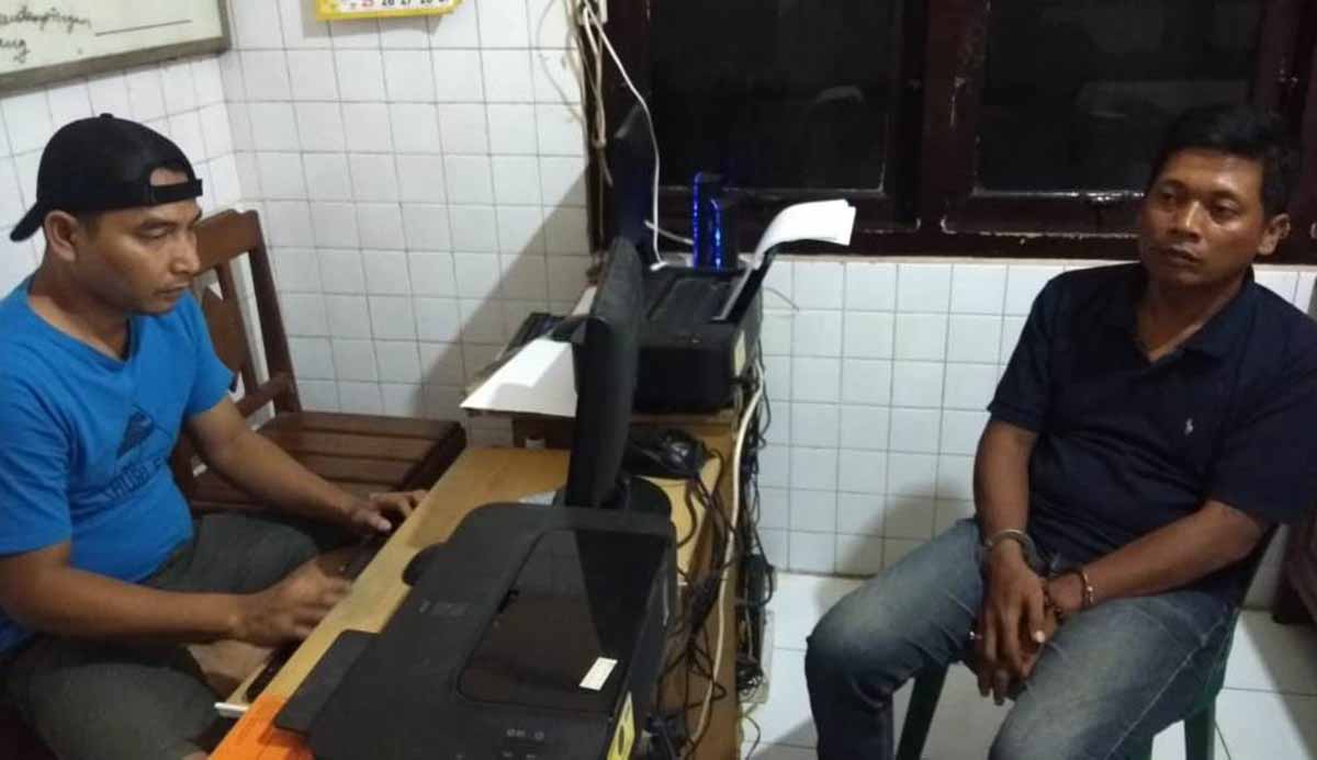 Hari (kanan) pelaku pencurian kursi jati diperiksa di Mapolsek Ngawi Kota