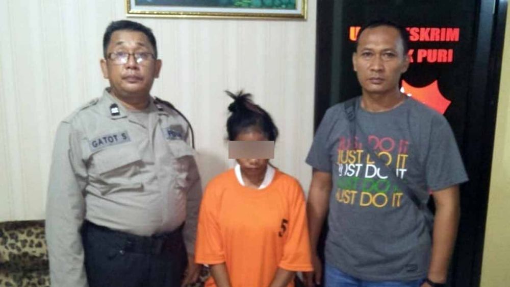 HT (tengah), wanita muda yang tepergok mencuri uang di minimarket di Puri, Mojokerto