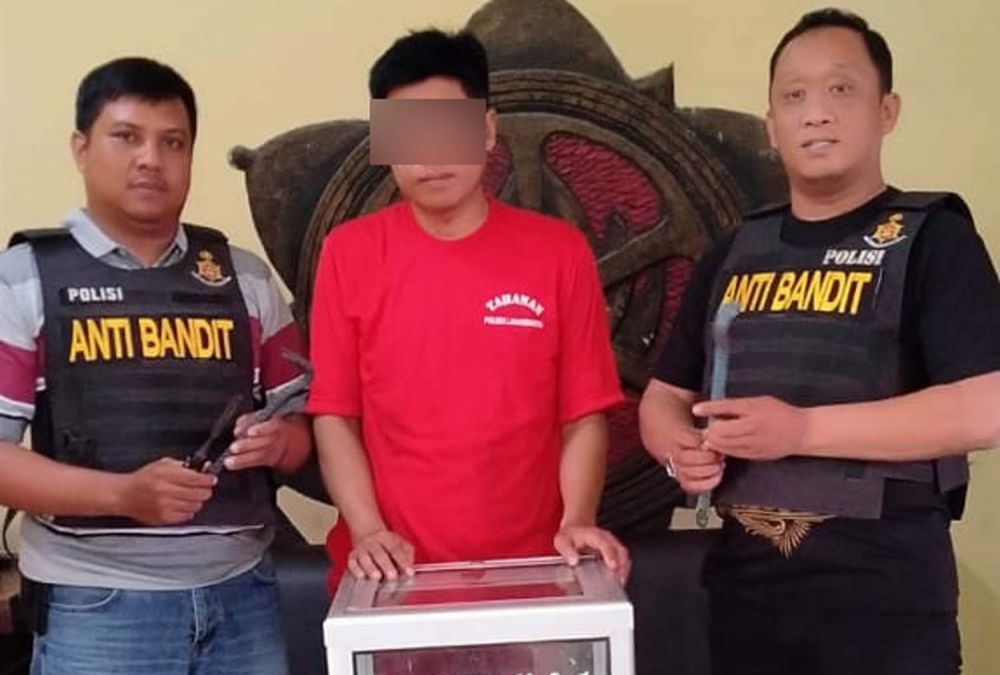 BS (tengah), residivis pencurian uang kotak amal diamankan di Mapolsek Lakarsantri, Surabaya