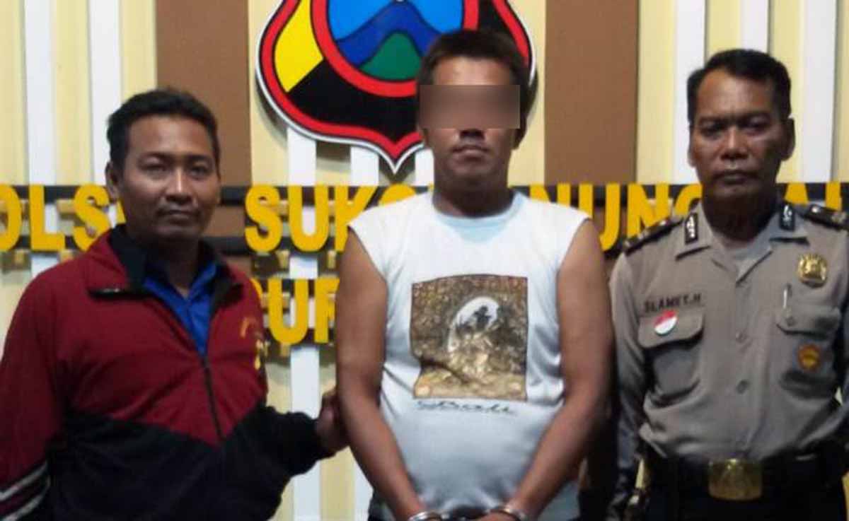 Tersangka pertama (tengah) pencurian mobil di sebuah dealer di Surabaya