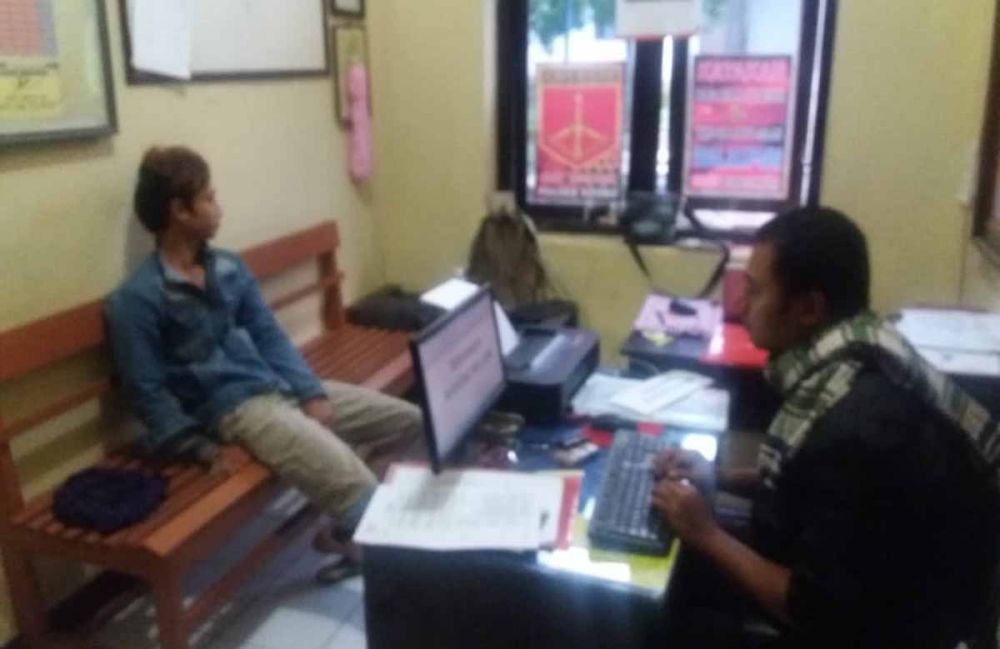 Wahono (kiri) pencuri perhiasan emas tetangga diamankan di Mapolsek Sokoo, Ponorogo
