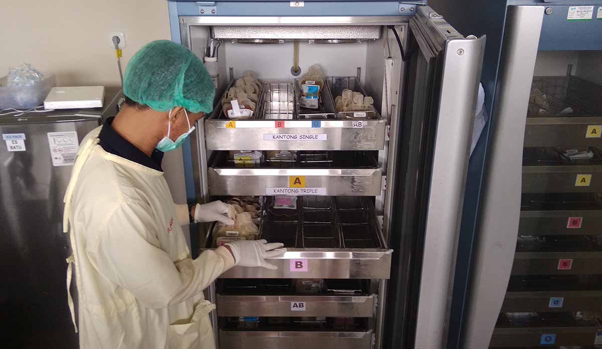 Petugas PMI Tulungagung menunjukkan stok trombosit untuk demam berdarah