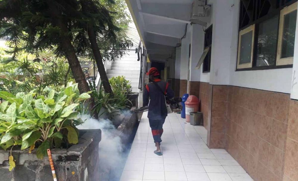 Dinas Kesehatan Tulungagung melakukan fogging di sebuah sekolah