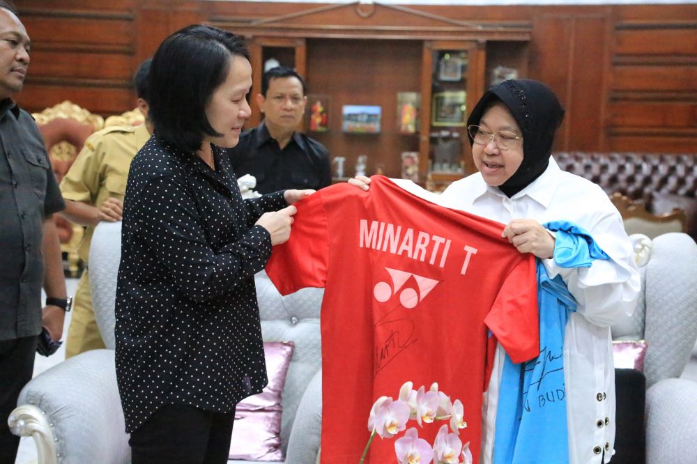 Minarti Timur serahkan kaos dan raket kepada Wali Kota Risma