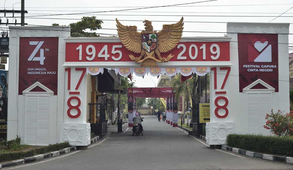 Replika Garuda Pancasila hiasi pintu gerbang Polres Mojokerto.