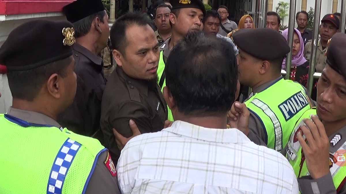 Polisi mencoba meredam kegaduhan di depan Gedung DPRD Kota Blitar