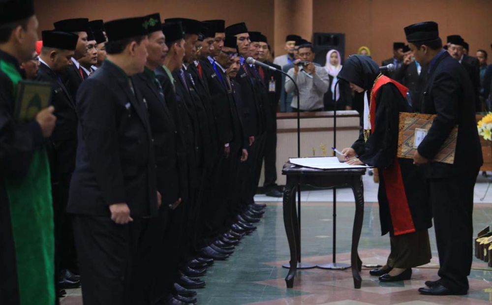 45 anggota DPRD Ponorogo terima pin emas dan kuningan saat pelantikan