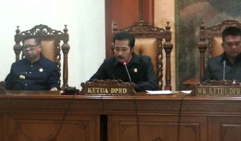 Ketua DPRD Tulungaguang, Supriyono saat memimpin rapat paripurna
