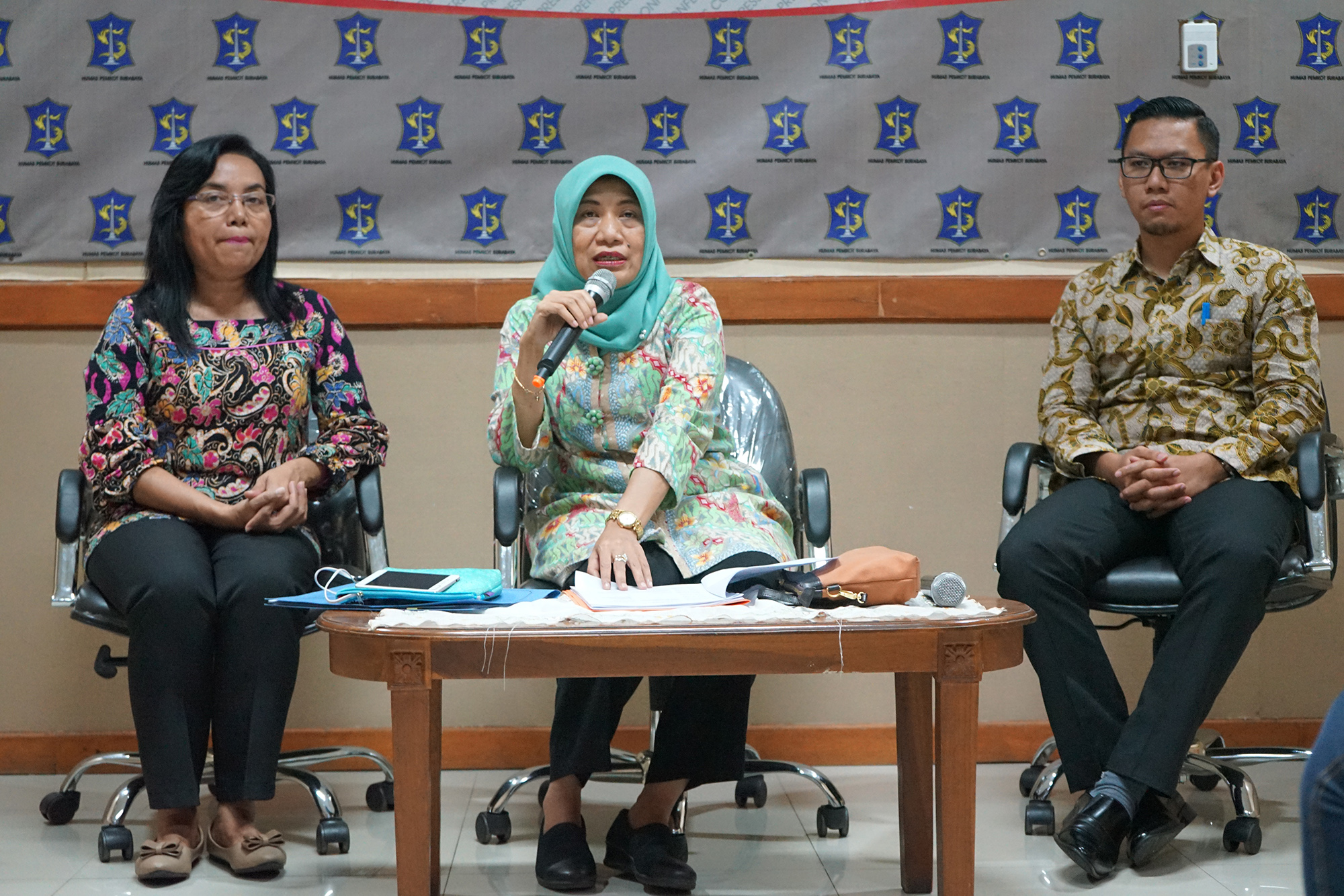 Antiek Sugiharti,  Kepala Dinas Kebudayaan dan Pariwisata (tengah) memberikan keterangan pers.