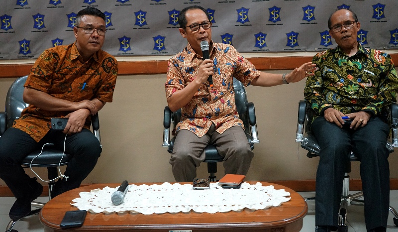 Kepala Inspektorat dan Sekretaris Dinas Pendidikan saat jumpa pers di kantor Humas Pemkot Surabaya.