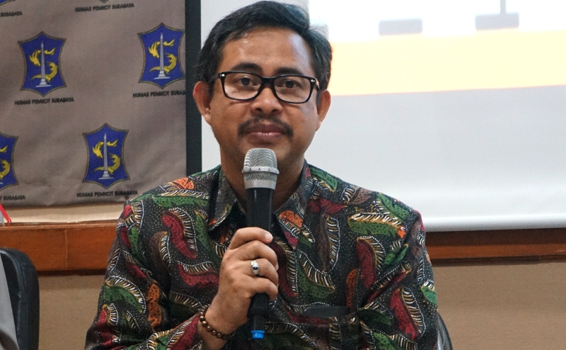 Kepala Dinas Pendidikan (Dispendik) Kota Surabaya Ikhsan saat menjelaskan kasus kekerasan guru pada siswanya.