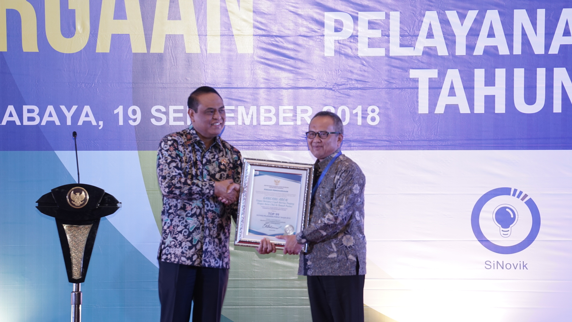 Kemenpan RB saat memberikan penghargaan Top 99 SINOVIK, Rabu (19/9/2018) malam. 