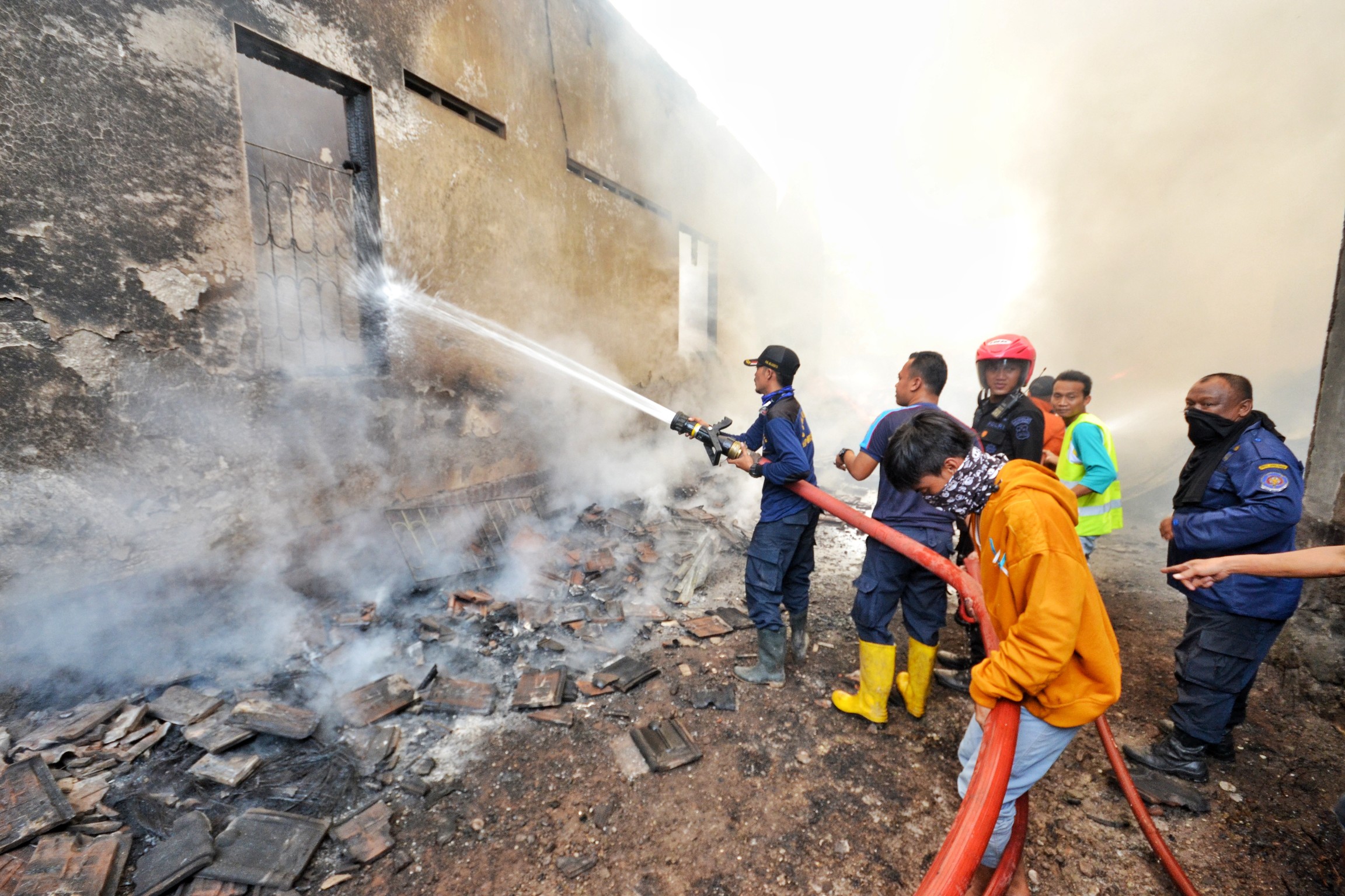 Ilustrasi petugas pemadam kebakaran Kabupaten Mojokerto saat melakukan pemadaman kebakaran rumah/Foto: Khilmi Sabikhisma Jane. 