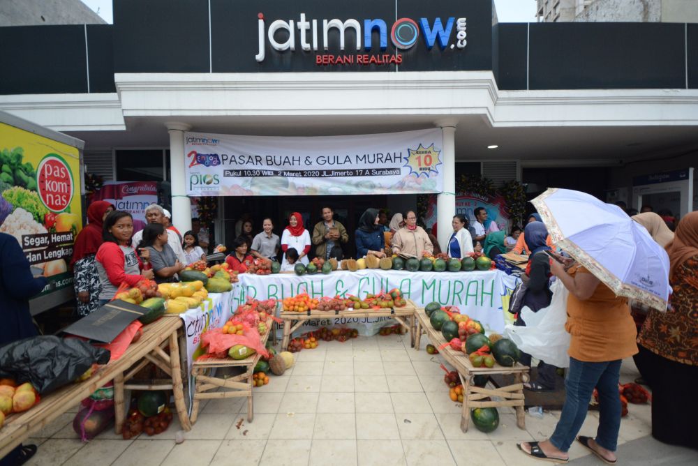 Pasar buah dan gula murah di kantor jatimnow.com