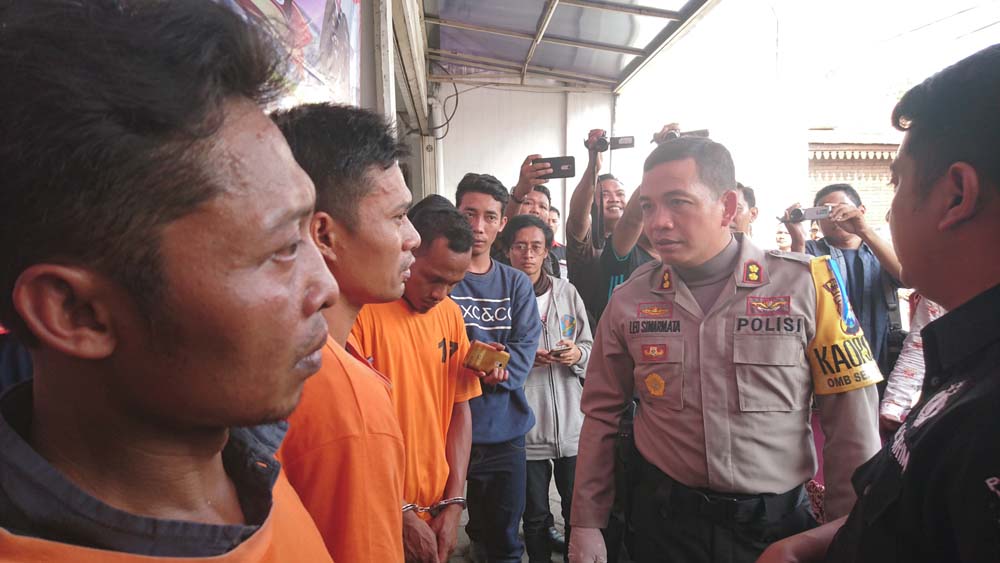 Kapolres Mojokerto AKBP Leonardus Simarmata berdialog dengan ketiga tersangka pembobolan ATM./ Khilmi Sabikhisma Jane. 