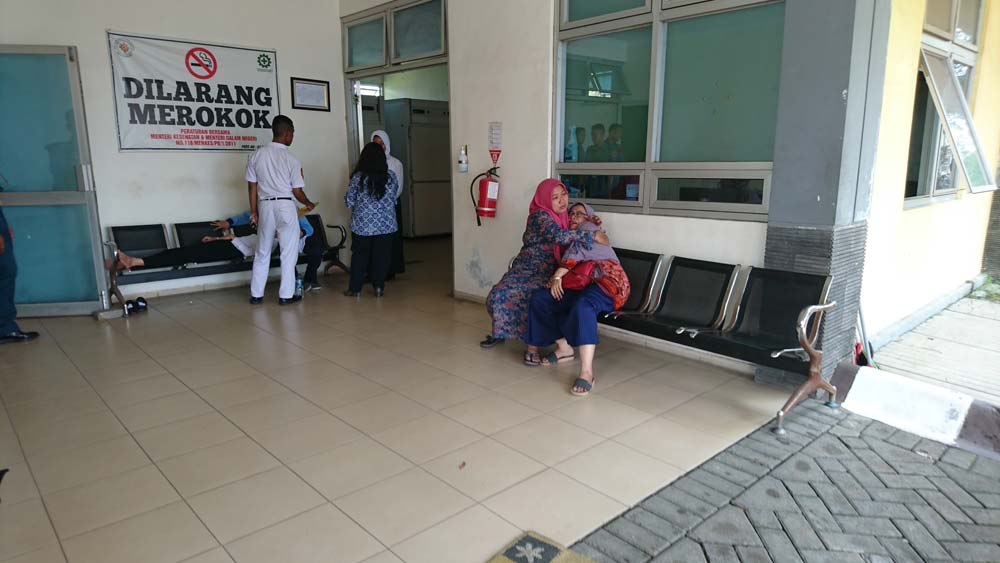 Keluarga korban kecelakaan di Tol Sumo histeris di depan kamar jenazah RSUD Dr Wahiddin Sudiro Husodo./ Foto : Khilmi Sabikhisma Jane.