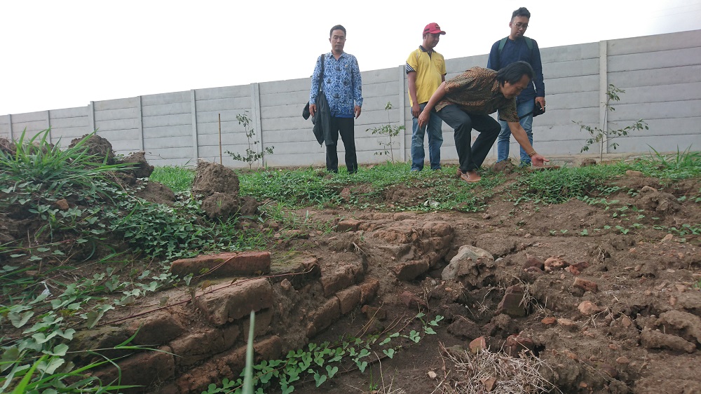 TACB Kabupaten Mojokerto bersama BPCB Jatim, Disporbudpar Kabupaten Mojokerto dan Perangkat Desa Belahan tengah saat meninjau lokasi penemuan struktur batu bata kuno.