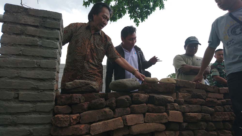 Anam Anis (kiri), TACB Kabupaten Mojokerto saat mengecek batu bata kuno di Dusun Sambeng, Desa Belahantengah, Kecamatan Mojosari. 