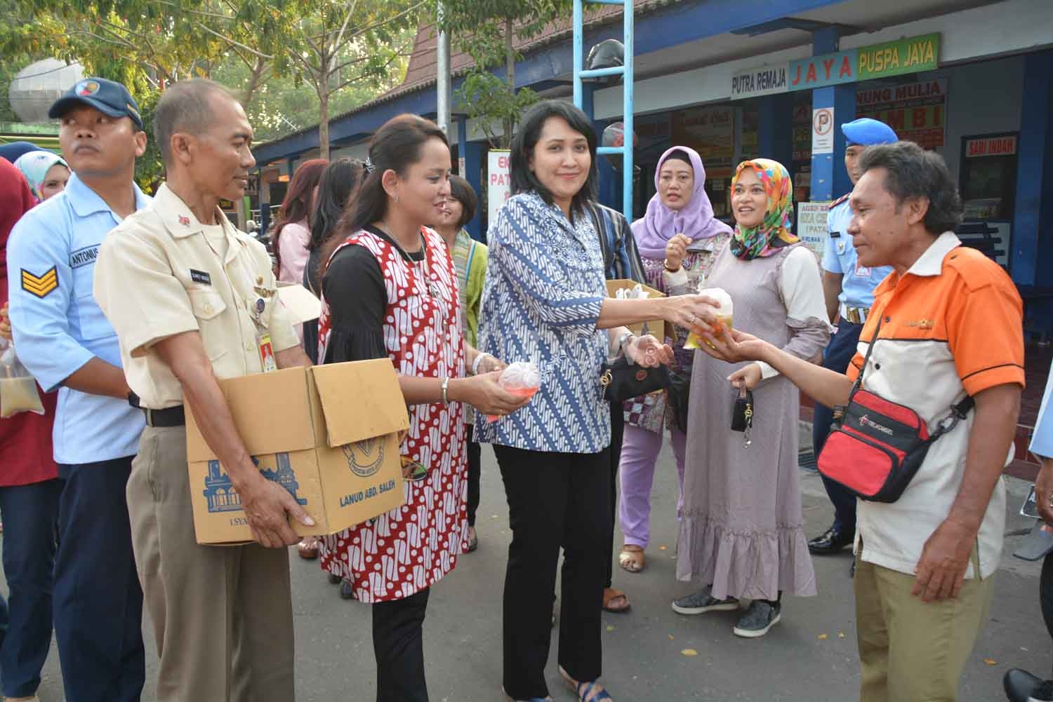 300 Bungkus Takjil Ludes Dibagikan di Terminal Maospati