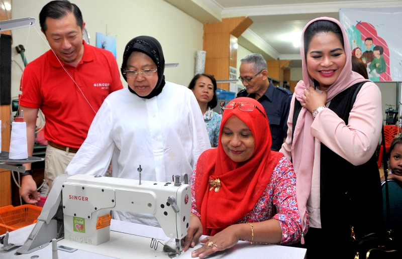 UKM Dolly Diberi 15 Mesin Jahit, Risma juga Ingin Latih Buat Tas