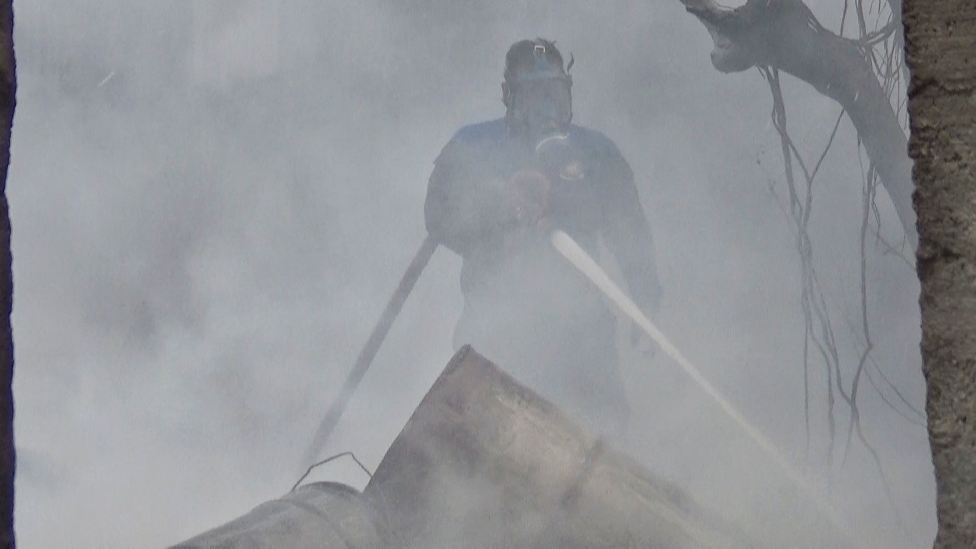 Petugas pemadam kebakaran saat melakukan pemadaman kebakaran gudang barang bekas./ Khilmi Sabikhisma Jane.