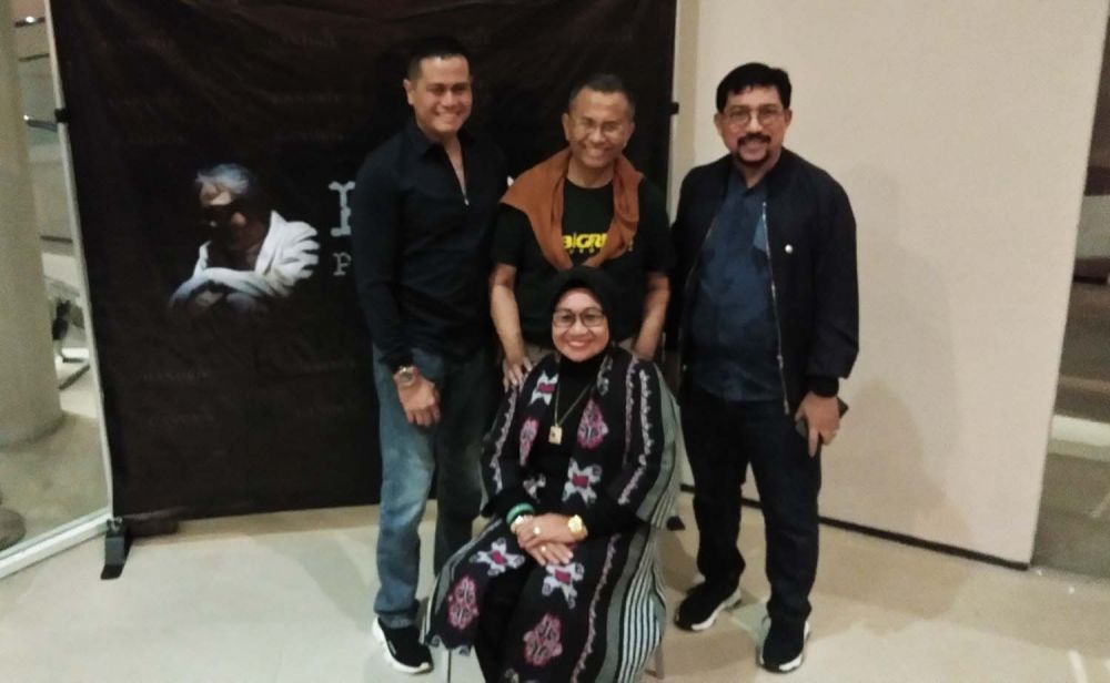 Dahlan Iskan (tengah berdiri) dan mantan Kapolda Jatim Irjen Pol (Purn) Machfud Arifin (kanan) saat nobar Teater Gandrik di Surabaya