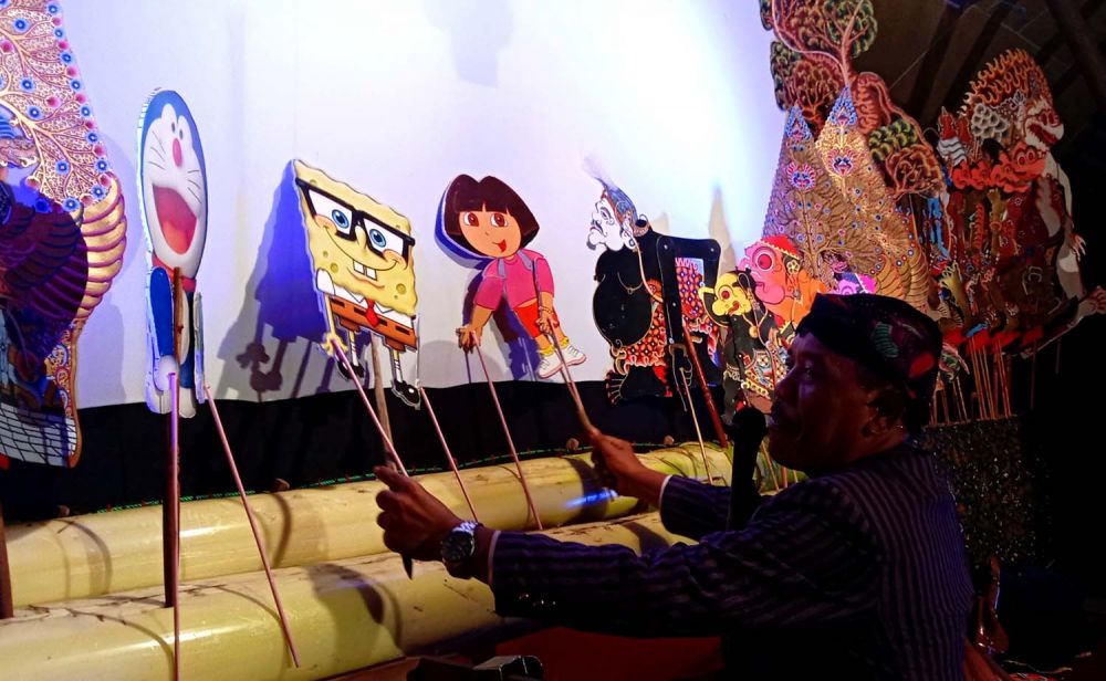 Persatuan Dalang Indonesia Gresik Ki Puguh Prasetyo saat menampilkan wayang Doraemon hingga SpongeBob