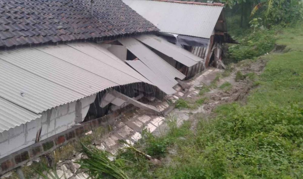 Salah satu rumah yang terdampak banjir bandang dan tanah longsor di Kecamatan Gondang, Bojonegoro